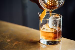 ウイスキーロックの作り方入門 最初に飲むべきおすすめの銘柄も ウイスキーをおすすめする初心者メディア Bar10